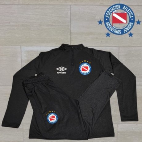 Conjunto con buzo de Argentinos Juniors