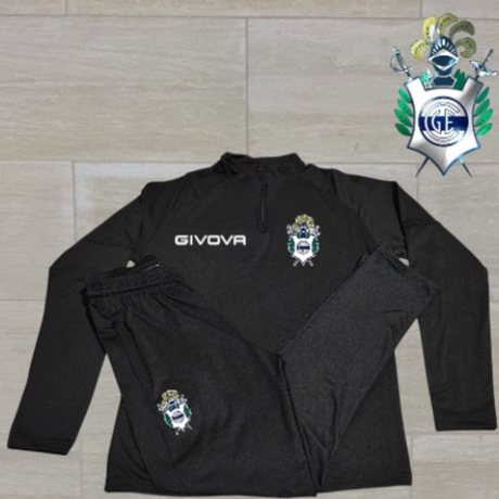 Conjunto con buzo de Gimnasia y Esgrima La Plata