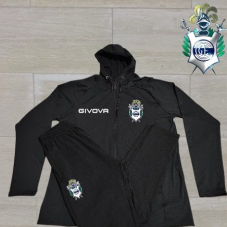 Conjunto con campera de Gimnasia y Esgrima La Plata, negra